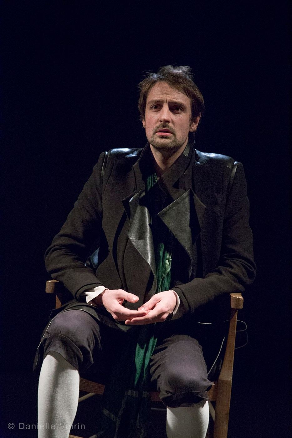 Alexandre Camerlo assis, dans Seul Alceste