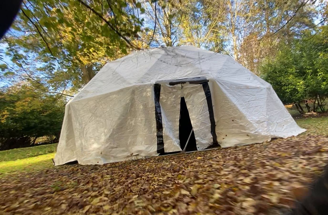 Le dôme monté dans un parc, en automne