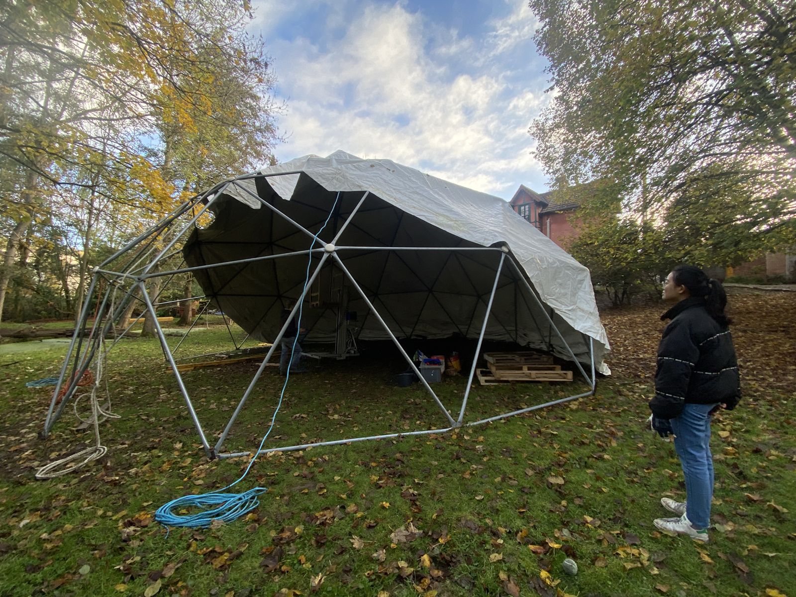 La structure géodésique du dôme avec la bâche en partie retirée