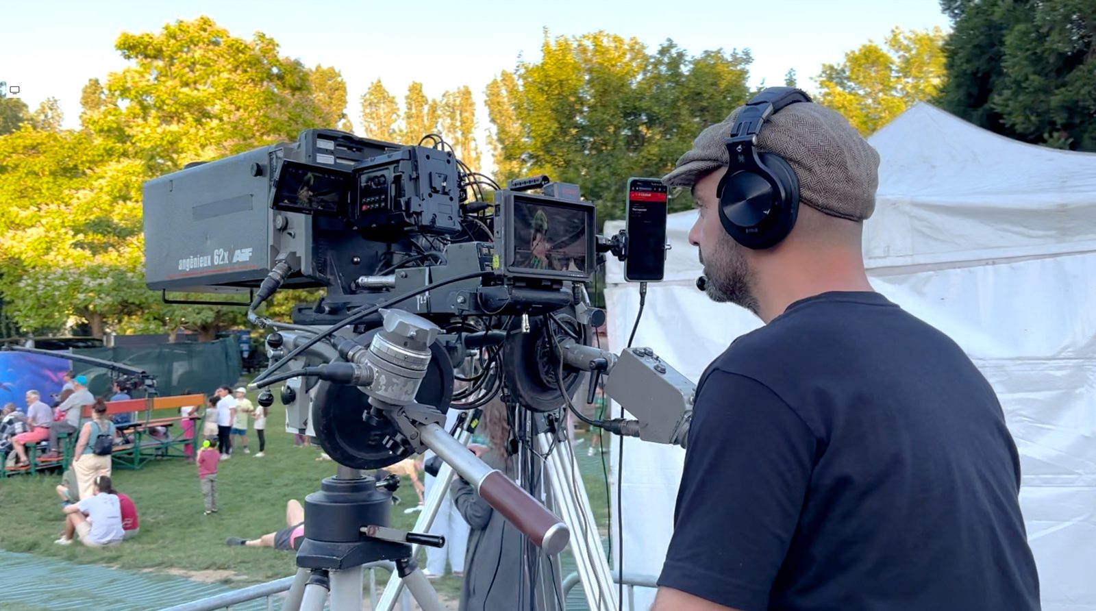 Caméra broadcast équipée d’un téléobjectif Angénieux 62x, opérée en plein air pendant un concert