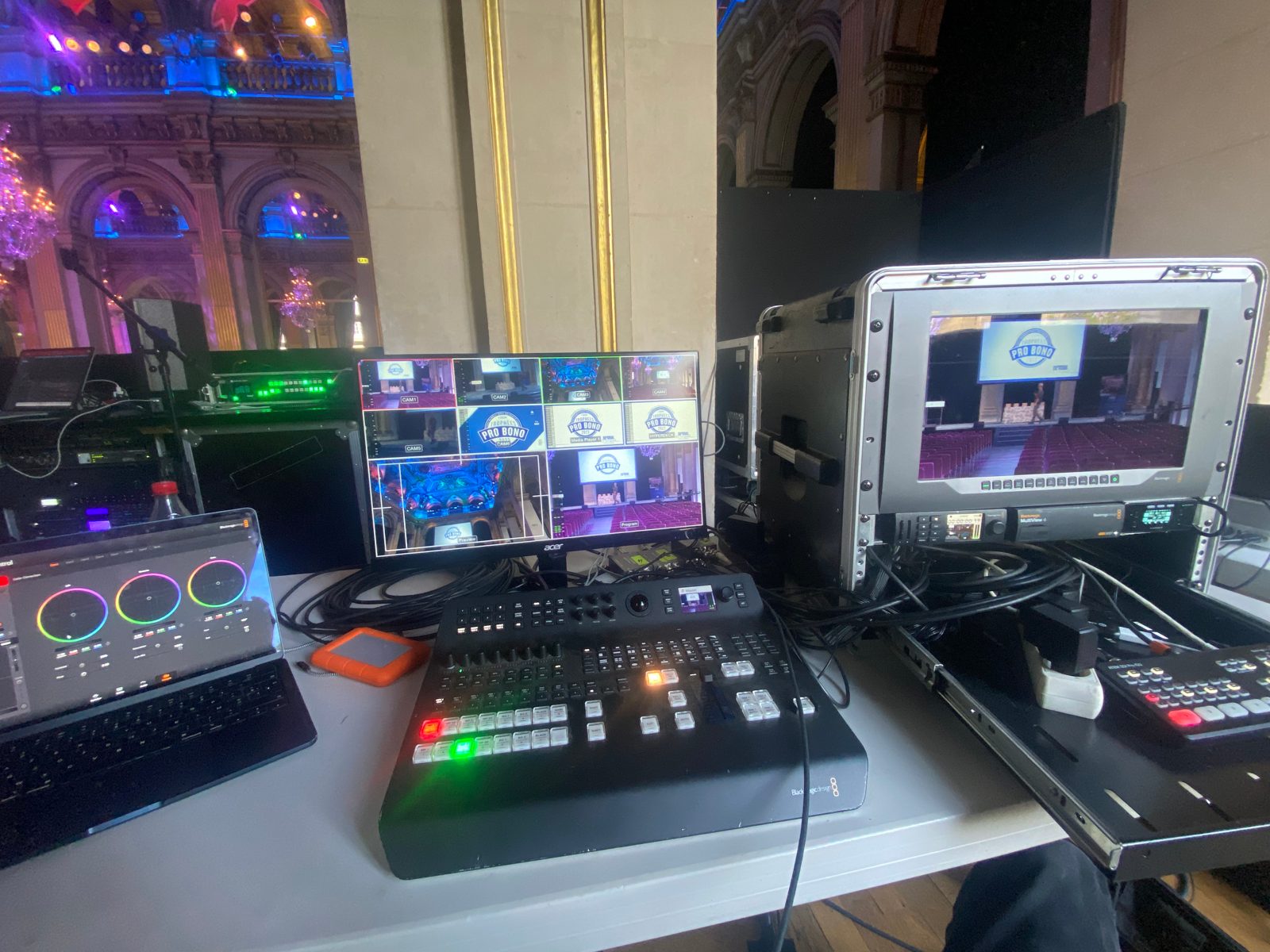 Régie mobile installée dans un salon d'apparat : mélangeur, écrans de contrôle et multiview
