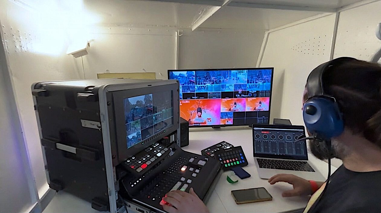 Intérieur de la remorque : mélangeur, multiview et réalisateur au casque