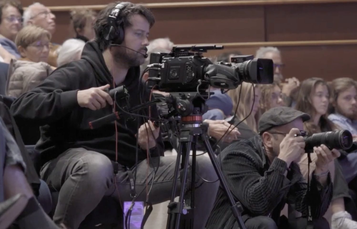 Cadreurs au casque derrière des caméras URSA Broadcast, au milieu du public