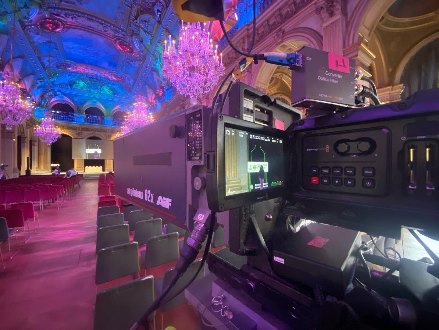 Caméra URSA dans une salle éclairée en rose et bleu