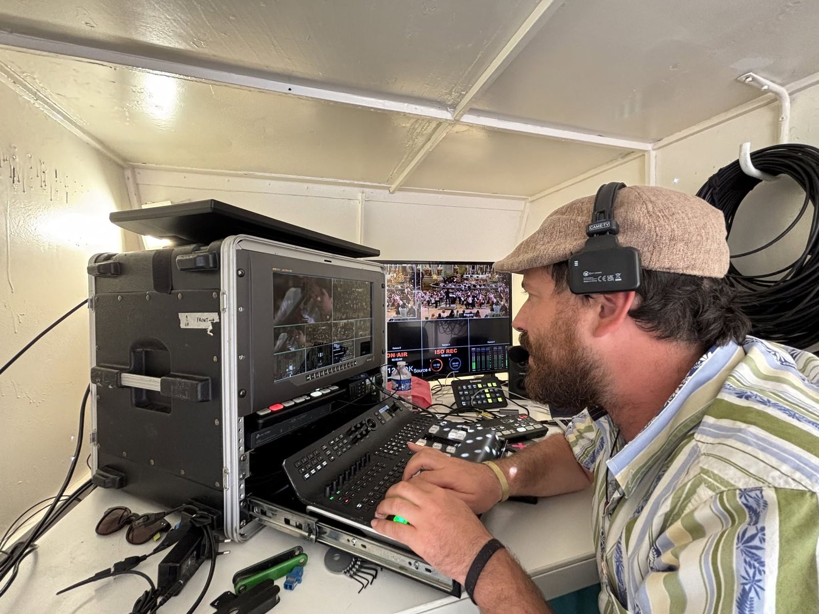 Réalisateur en régie, devant le mélangeur et le multiview
