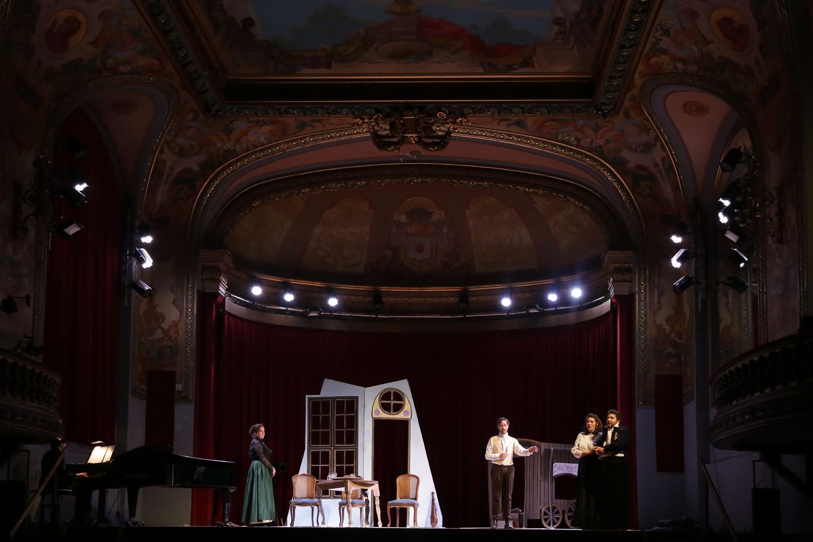 Le Docteur Miracle dans un théâtre à l’italienne