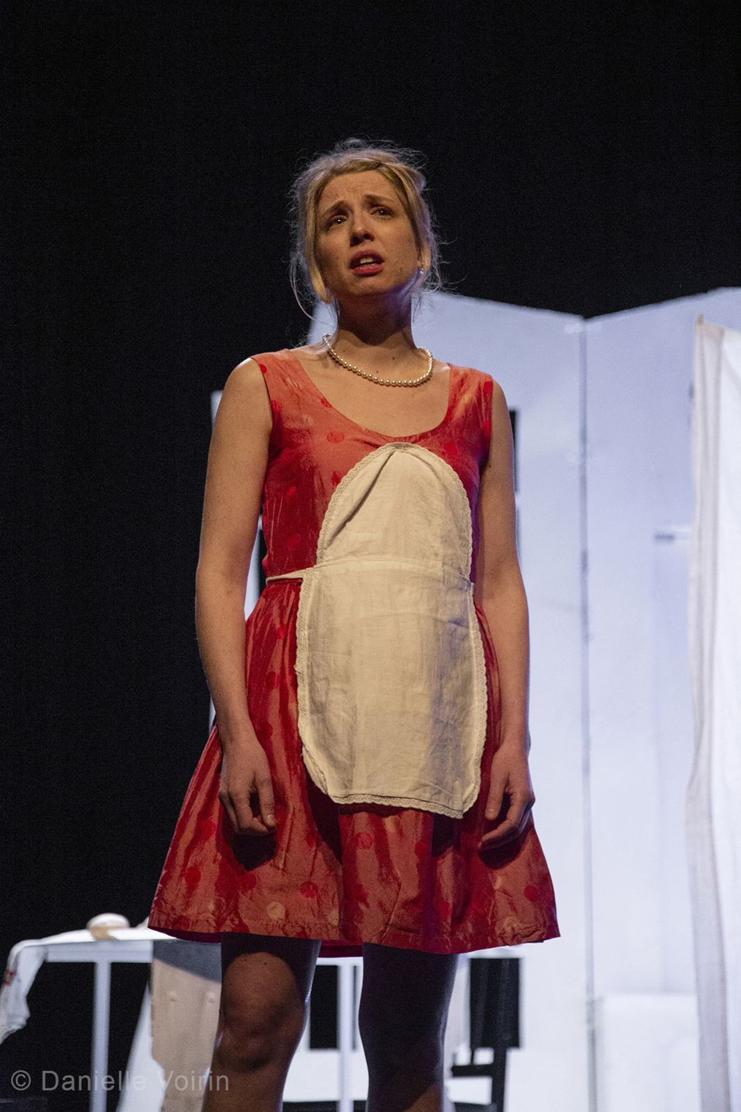 Pomme d’Api : la chanteuse en robe rouge