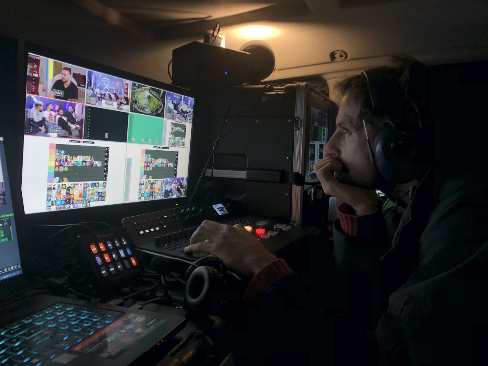Alexandre Camerlo en régie, devant le multiview et le mélangeur