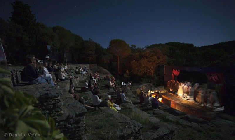 Vue d'ensemble du théâtre de plein air la nuit